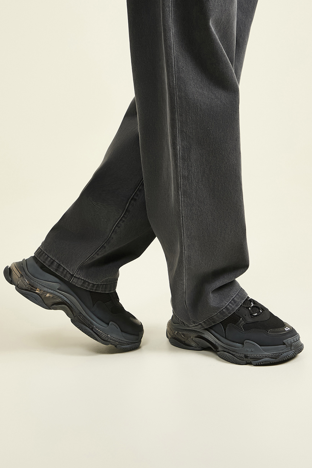 תמונת כל הלוק של נעלי סניקרס טריפל אס BALENCIAGA